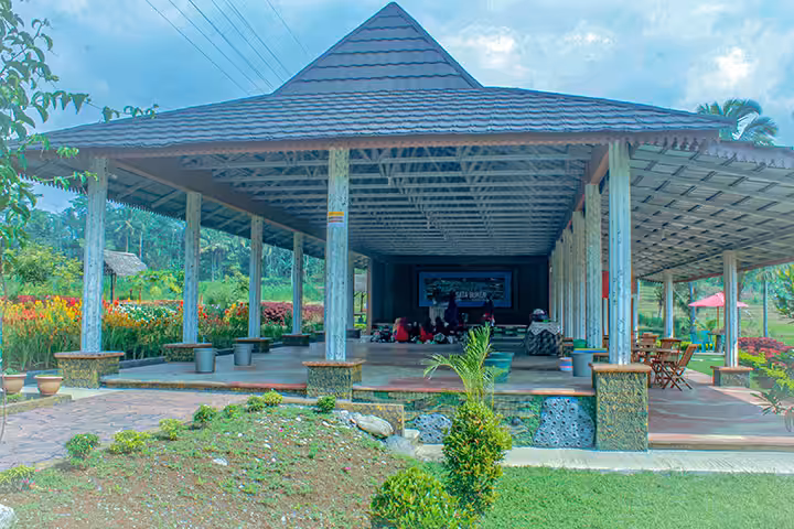 fasilitas pendopo di Wisata Buken