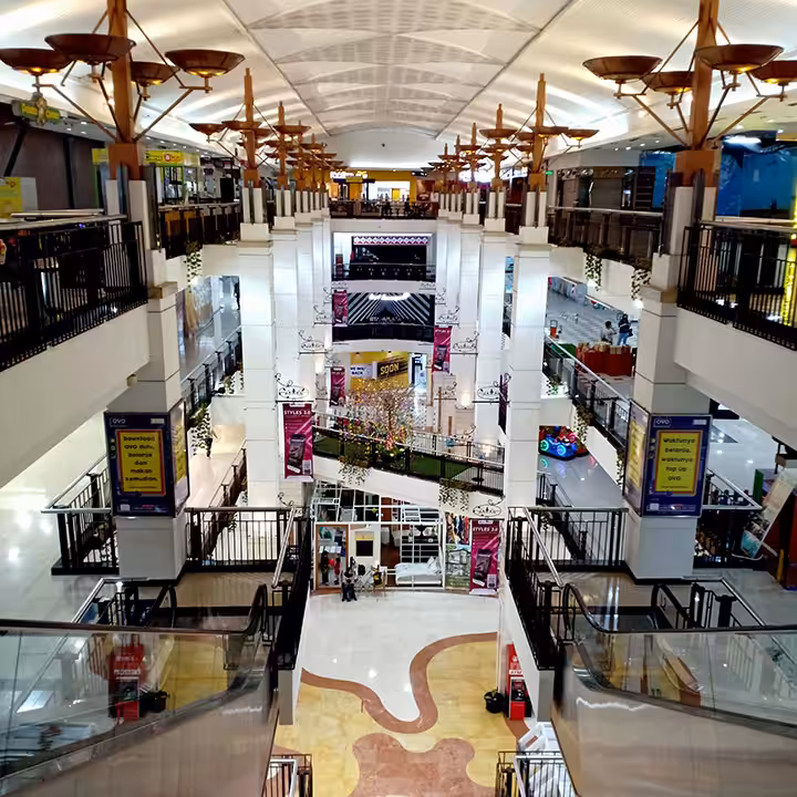 interior Tentang Istana Plaza