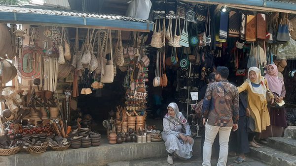 Kampung Naga: Lokasi, Jam Buka, Daya Tarik & Harga Tiket 2024
