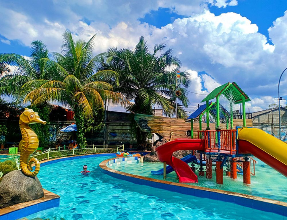 Wisatawan berkunjung ke taman rekreasi di Jakarta