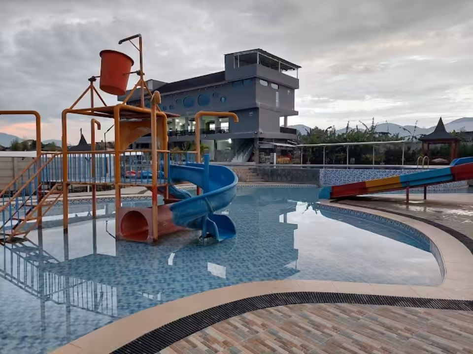 kolam renang villa komando