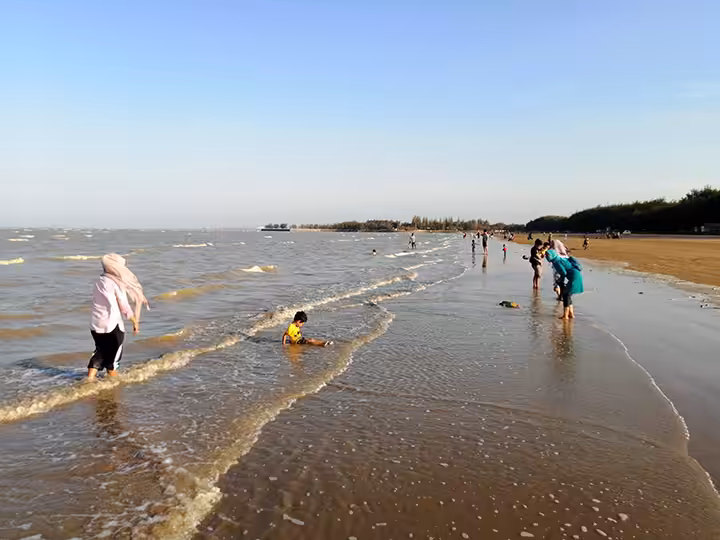 main di Pantai Cemara Tuban
