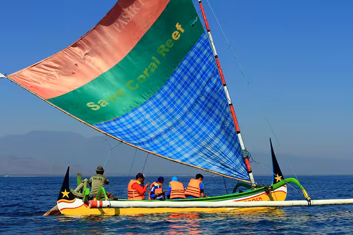 naik kapal di Pantai Pasir Putih Situbondo