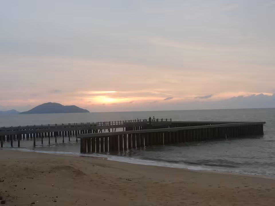 pantai pasir panjang singkawang