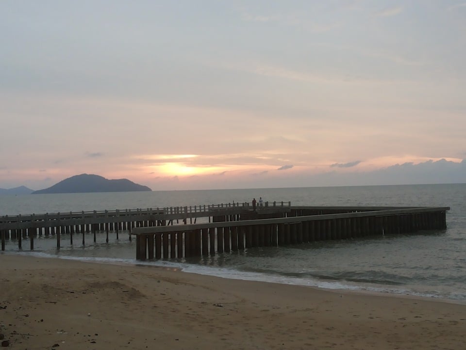 pantai pasir panjang singkawang