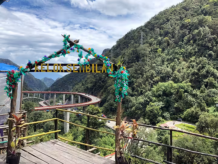 pemandangan di Kelok 9 Payakumbuh