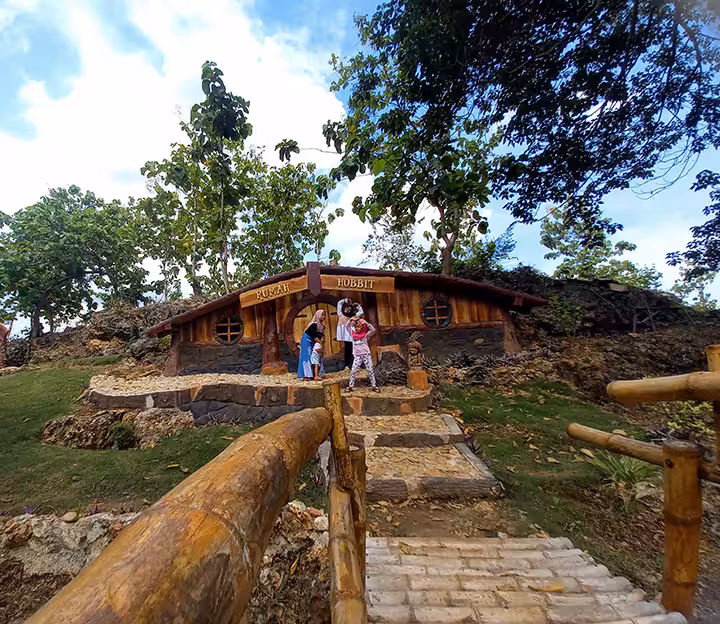 rumah hobbit Sendang Asmoro Tuban