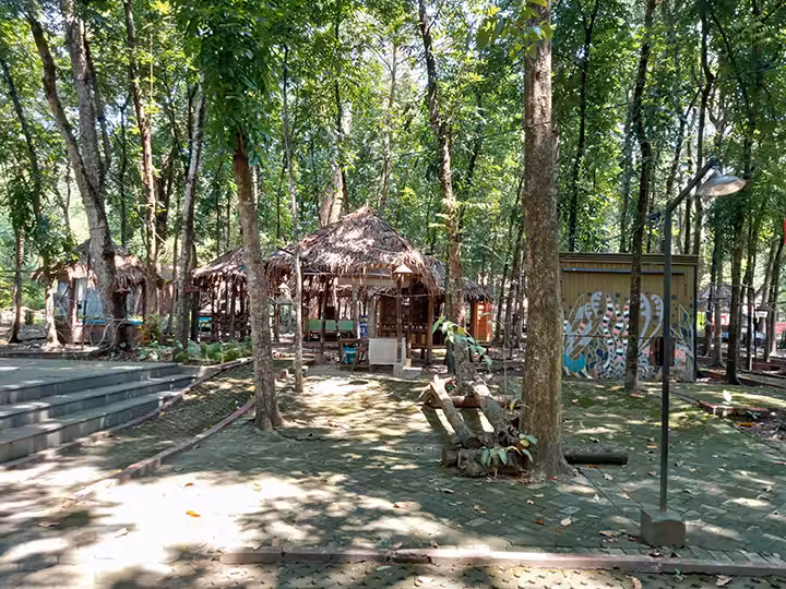 saung di Hutan Wisata Tinjomoyo