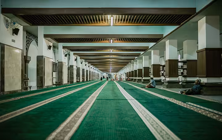 tempat sholat di Masjid Agung Sunan Ampel
