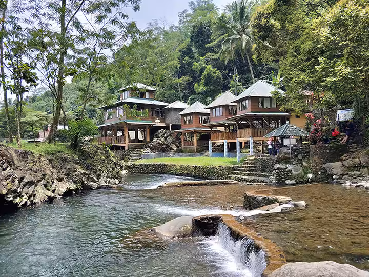 Fasilitas villa di Curug Bayan Banyumas