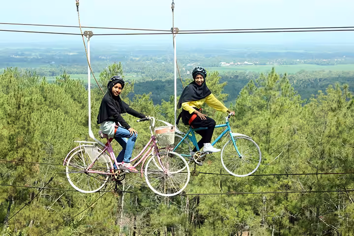 wahana sepeda gantung di Kemit Forest Education