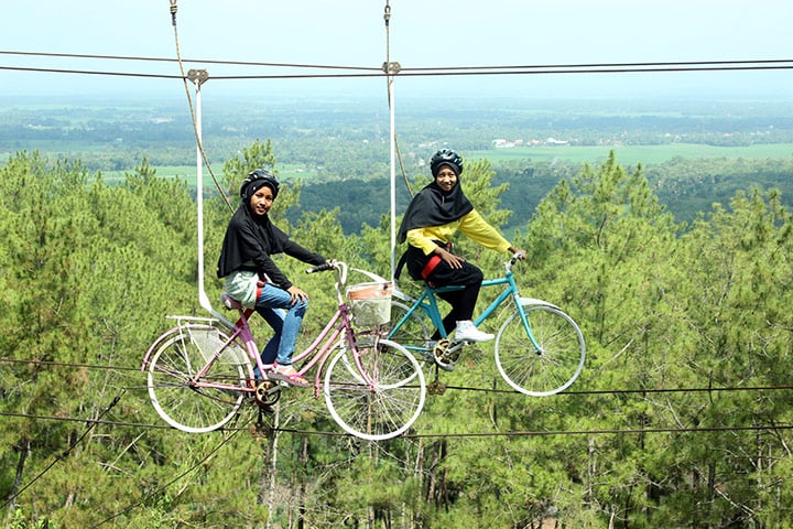 wahana sepeda gantung di Kemit Forest Education