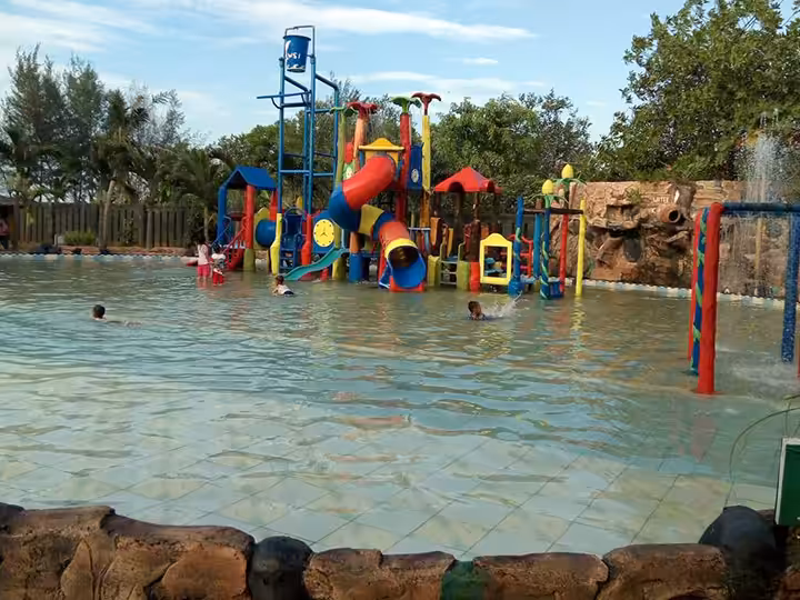waterpark di Pantai Cahaya Kendal