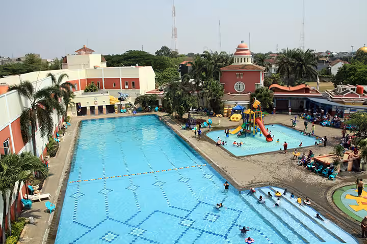 Kolam Renang Puri Beta