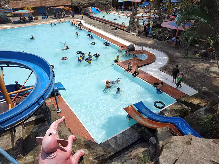wahana permainan di Kolam Renang Tirto Argo Siwarak