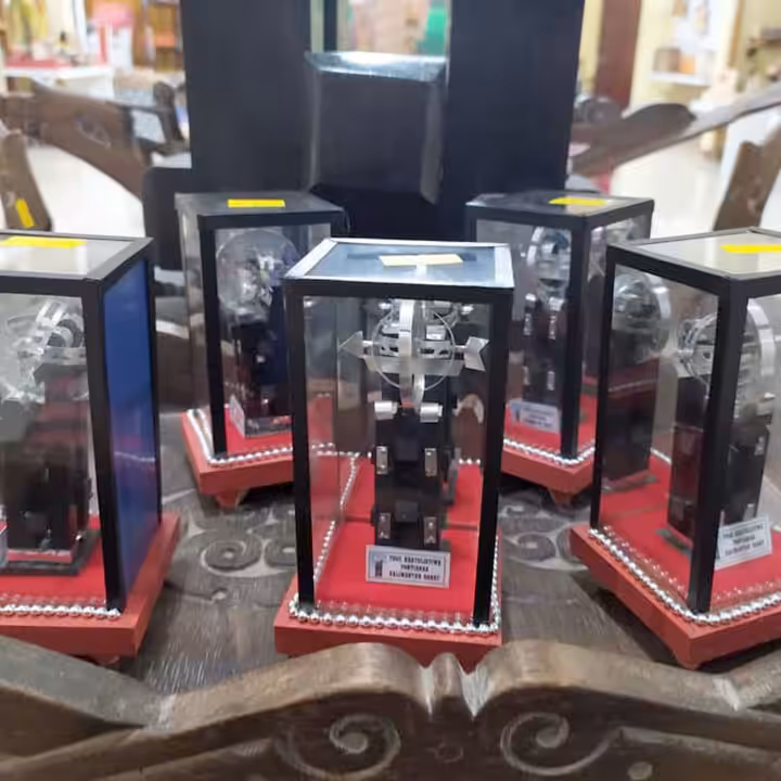 Miniatur Tugu Khatulistiwa