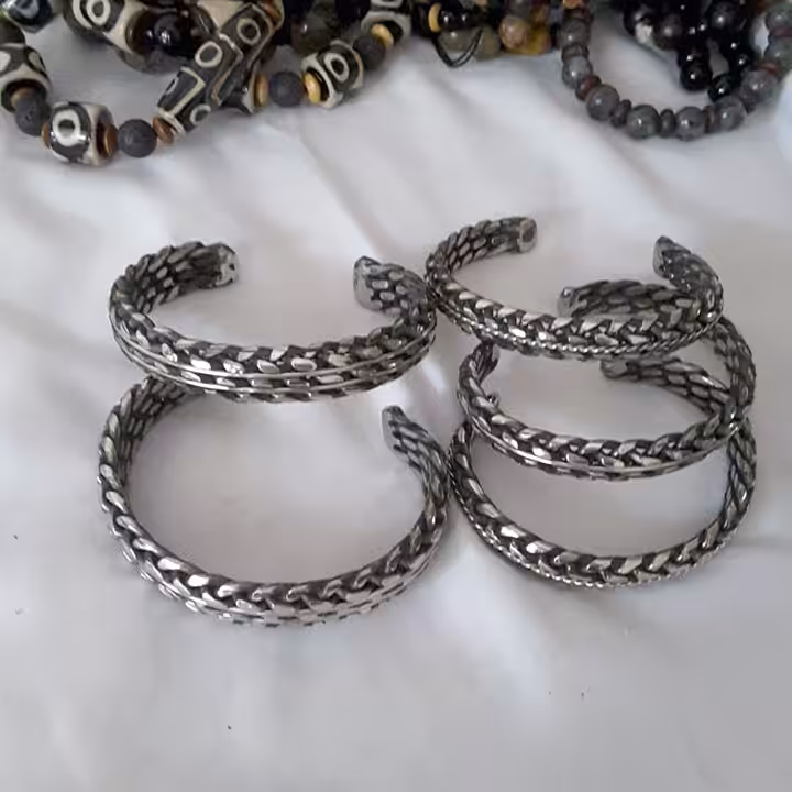 Perhiasan Besi Putih