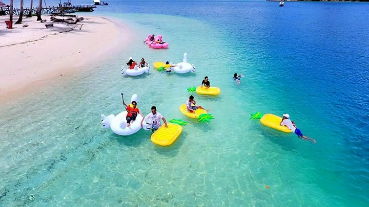 berenang di Pulau Sikuai