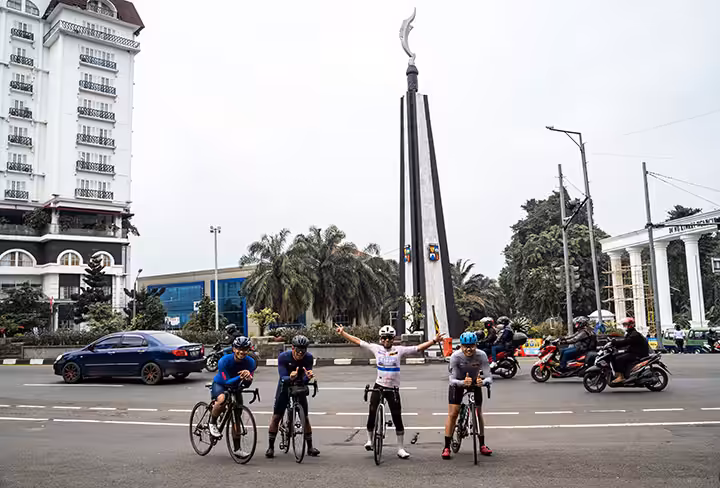 berfoto di Tugu Kujang Bogor