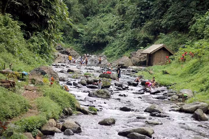 bermain di Air Terjun Jagir