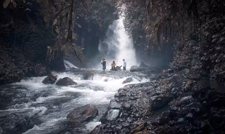 bermain di Air Terjun Telunjuk Raung