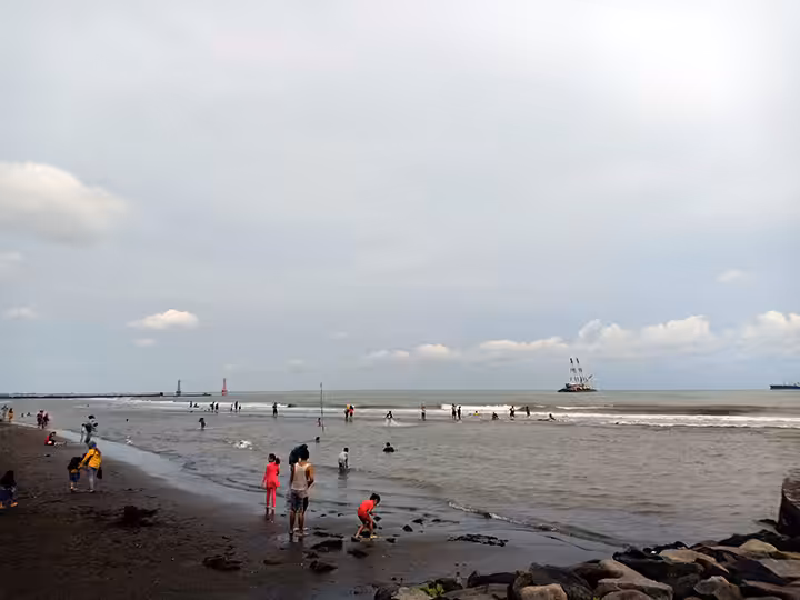 bermain di Pantai Alam Indah