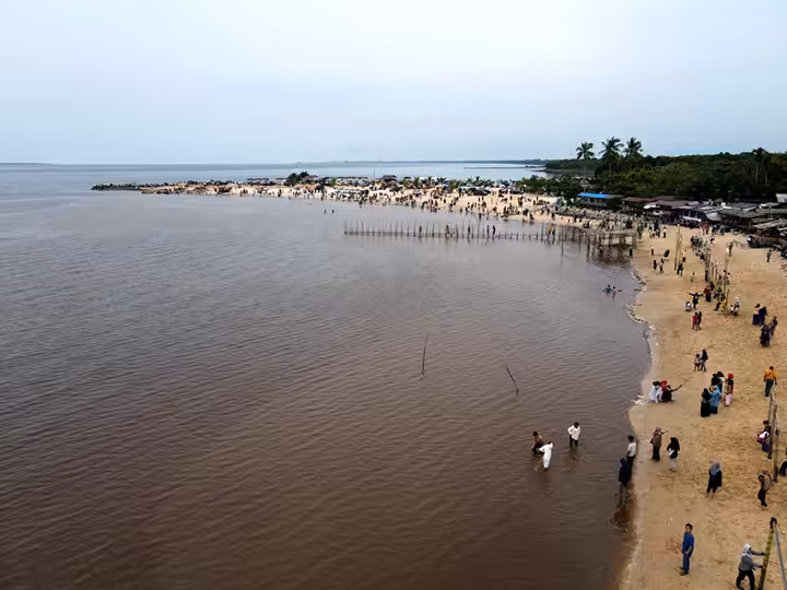 bermain di Pantai Koneng Dumai