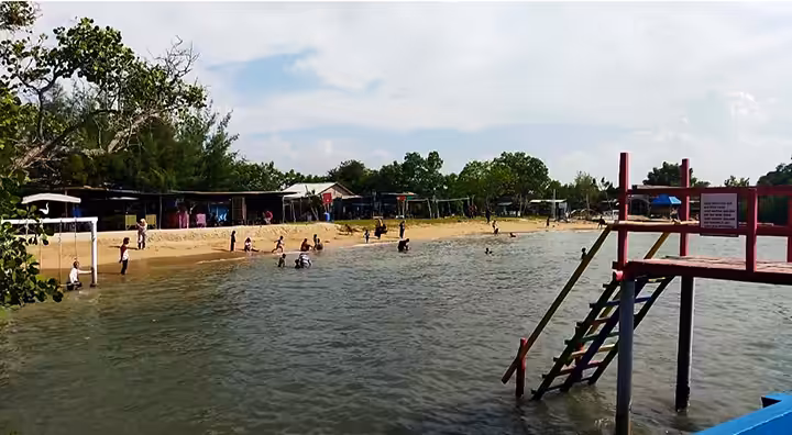 bermain di Pantai Kutang