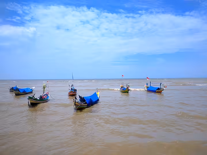 kapal wisata Pantai Kelapa Tuban