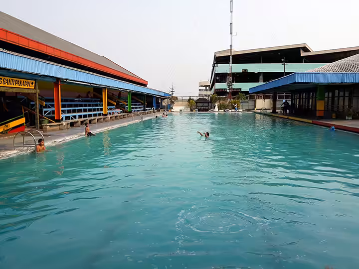 kolam renang Pasar Atom Surabaya