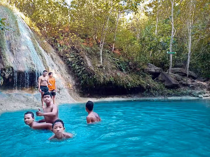 berenang di Curug Pulosari