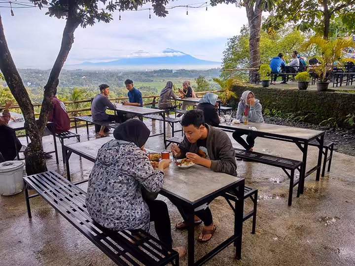 nongkrong di Angkringan Puncak Bibis
