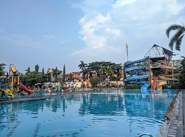 wahana di Kolam Renang Puri Beta