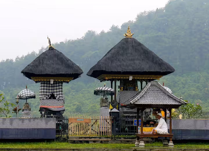 wisata religi Pura Parahyangan Agung Jagatkarta