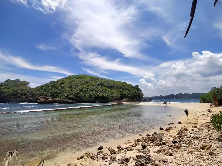 Pantai Batu Bengkung Malang
