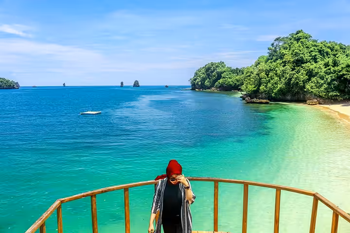 Pantai Tiga Warna Malang