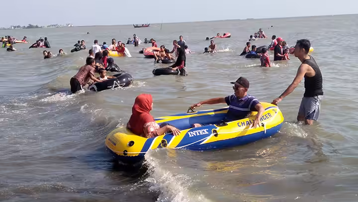 bernenang di Pantai Wisata Ngebum