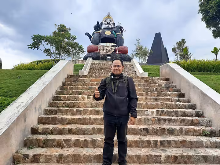 Berfoto di Patung Semar Karanganyar