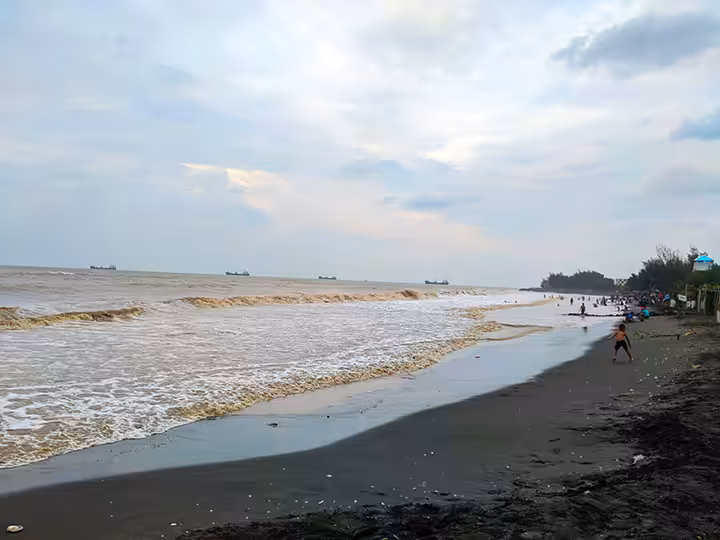 bermain di Pantai Wisata Ngebum