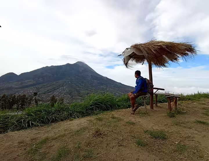 fasilitas saung di Embung Manajar boyolali