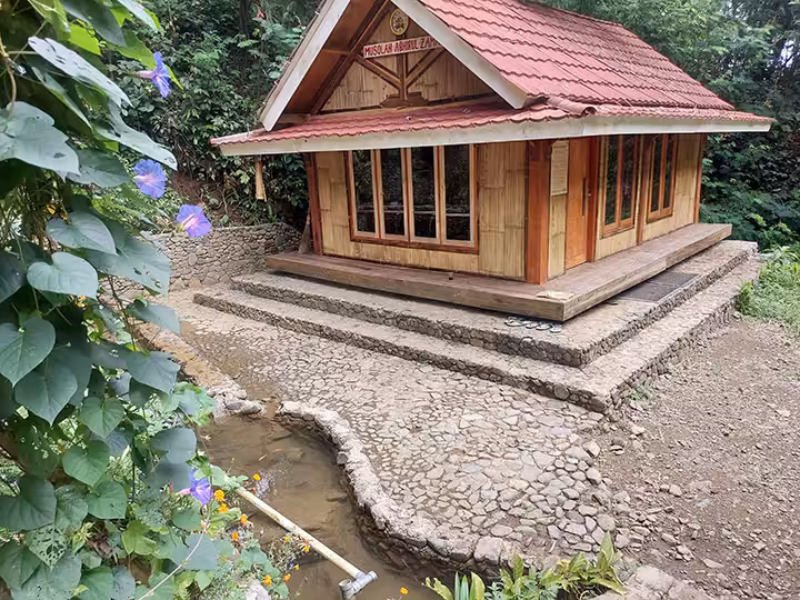 fasilitas mushola di Curug Cibingbin Sentul