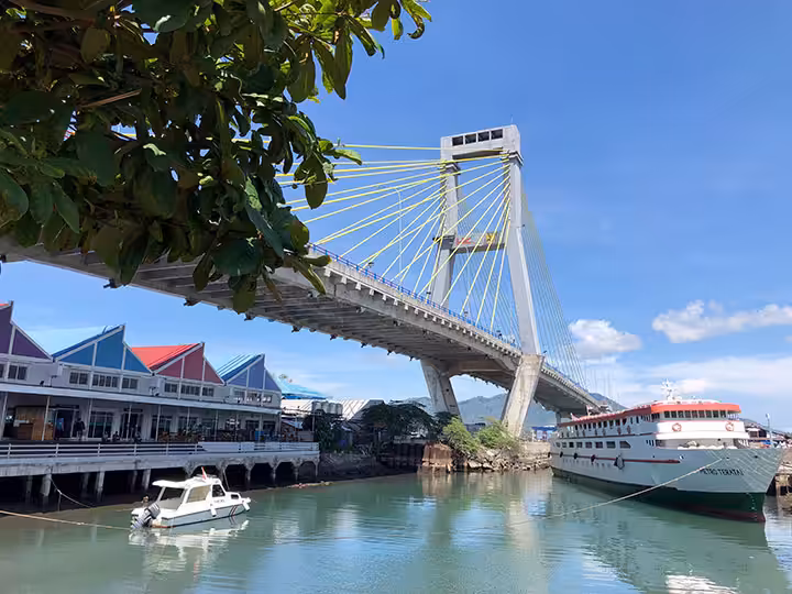 jembatan soekarno di manado
