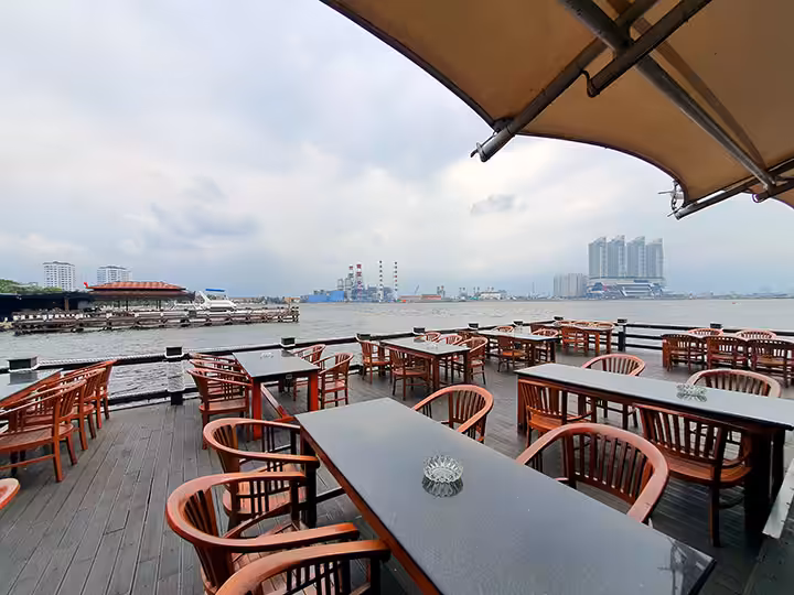 jetski cafe di pantai mutiara