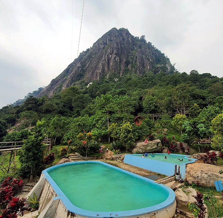 kolam renang di gunung parang badega