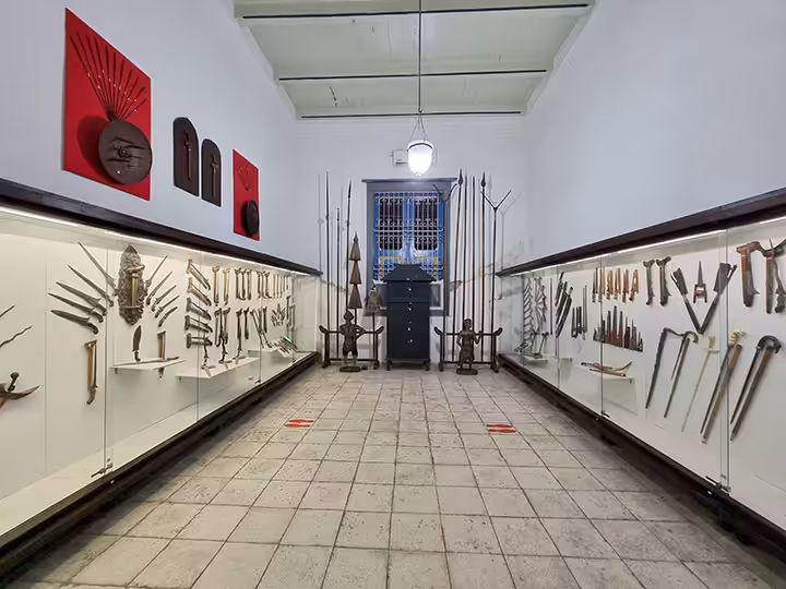 koleksi senjata di Museum Radya Pustaka