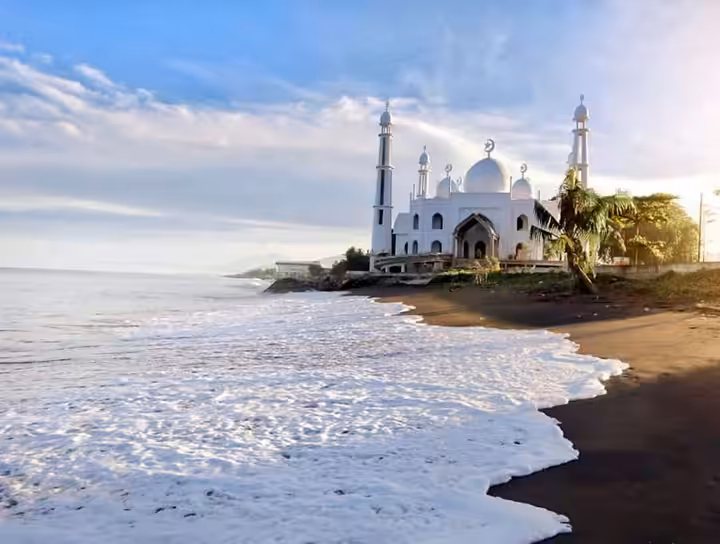 Pantai Padang di Masjid Al-Hakim Padang