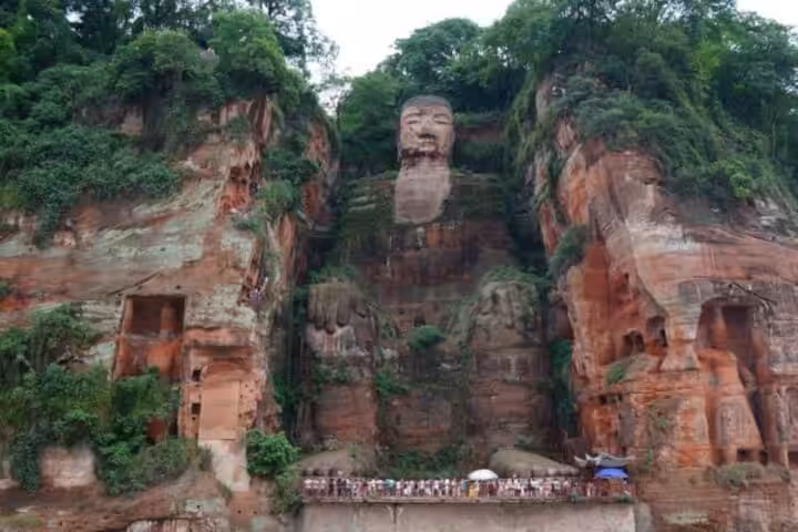 Buddha Raksasa Leshan