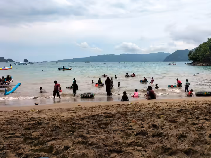 bermain di Pantai Karanggongso