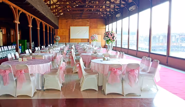 dining space di wisata kampung laut semarang