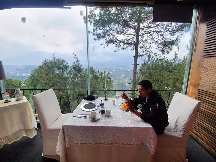 makan di The Peak Resort Dining Bandung